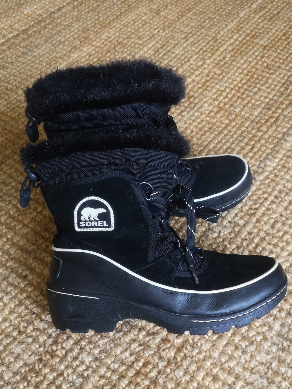 Sorel short lace-up suede winter boots